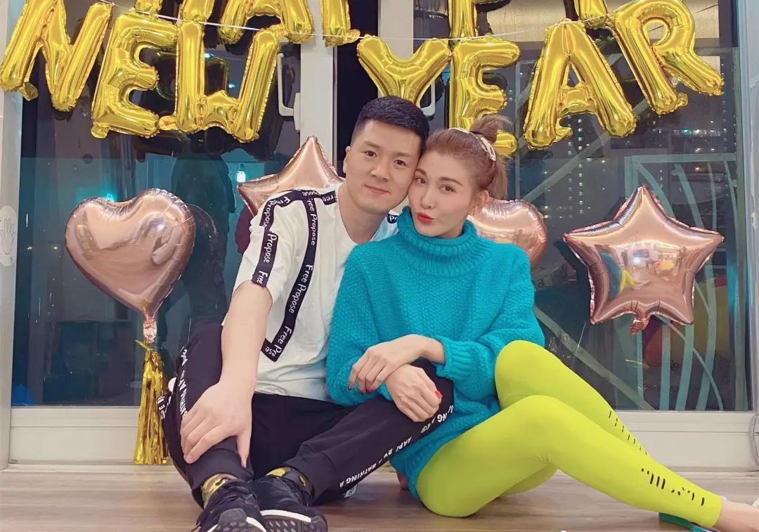 37岁李彩桦还是少女脸,穿蓝开衫做慈善,获富商老公搂肩恩爱非常