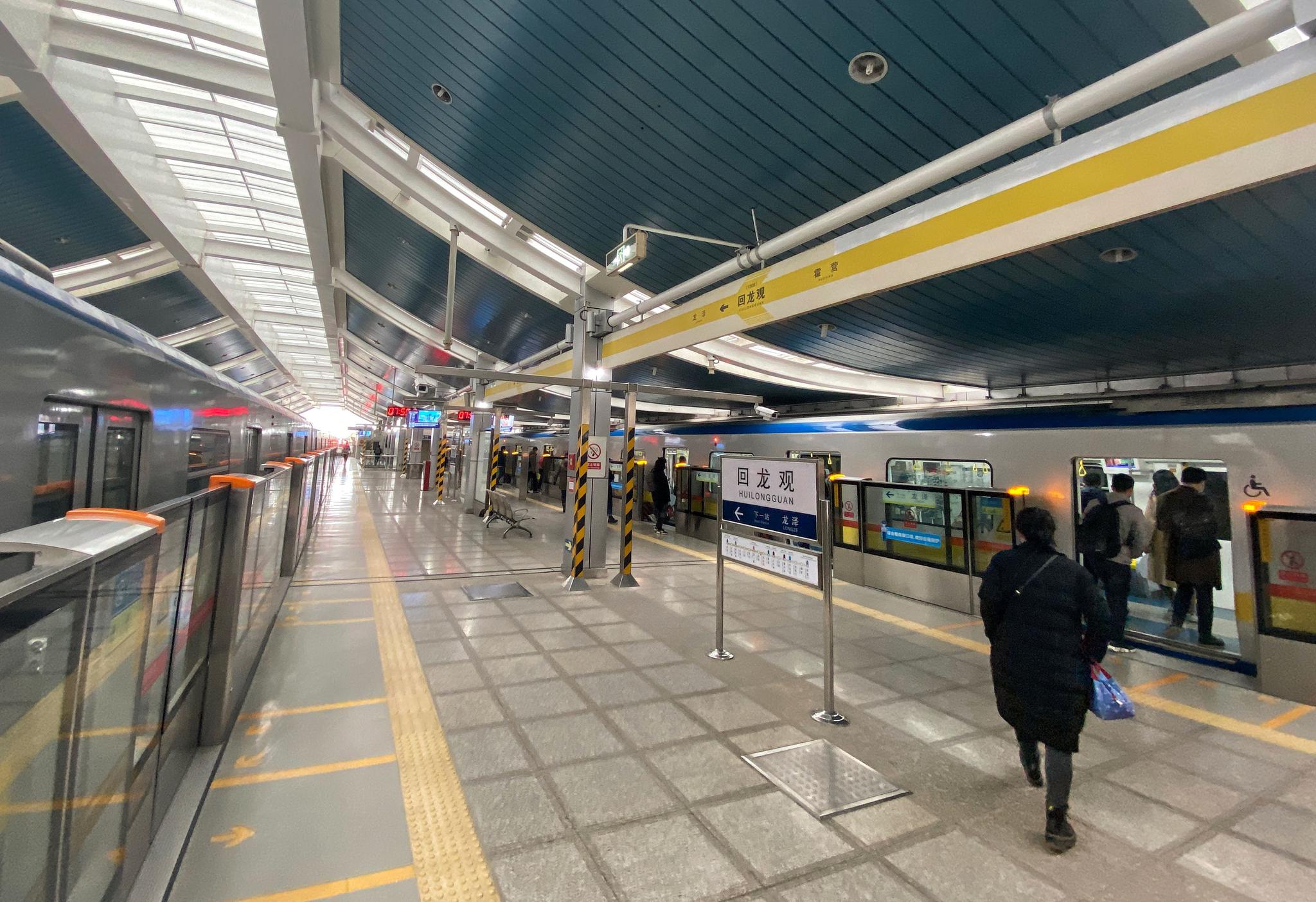 疫情之下的回天地区早高峰:地铁13号线启用临客预备车