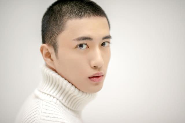 张博涵平头造型清爽有型 白毛衣展现阳光气息