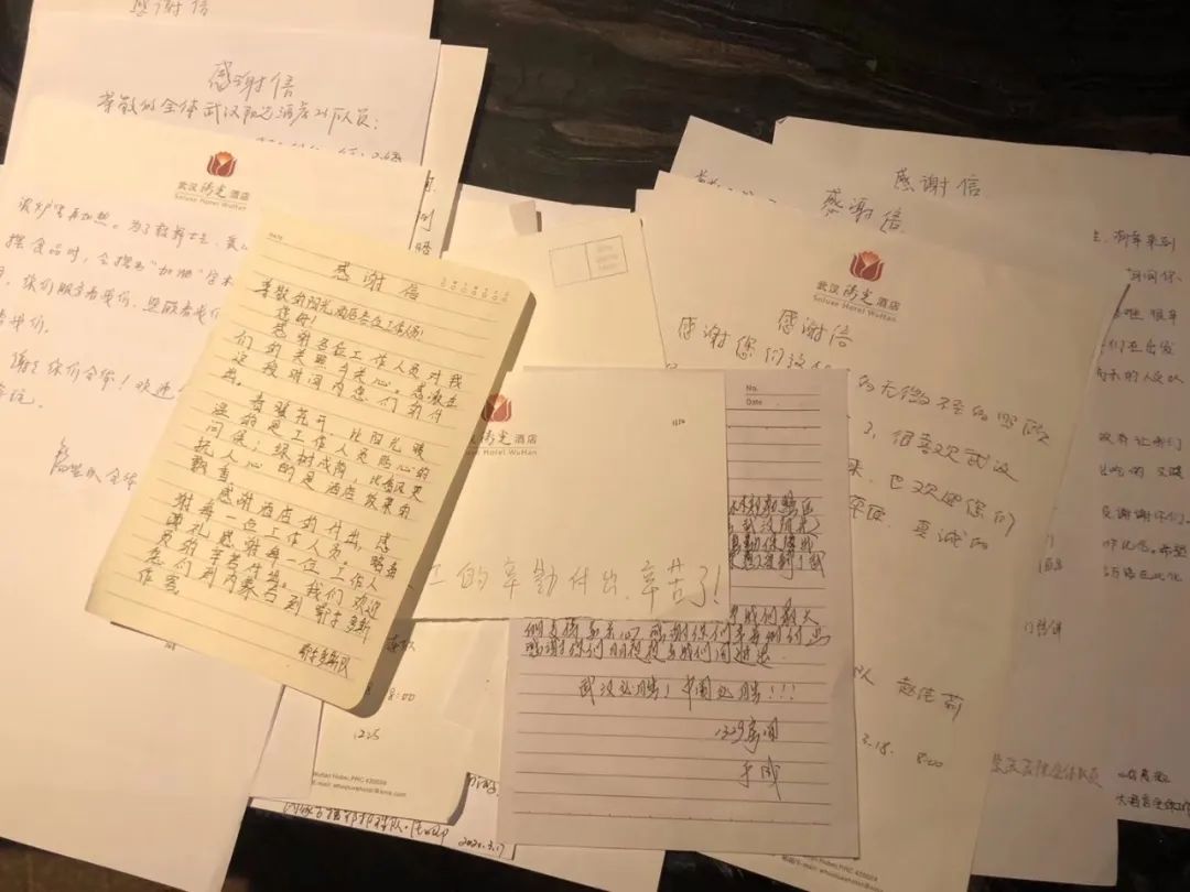 收拾房间时,她发现了一摞感谢信