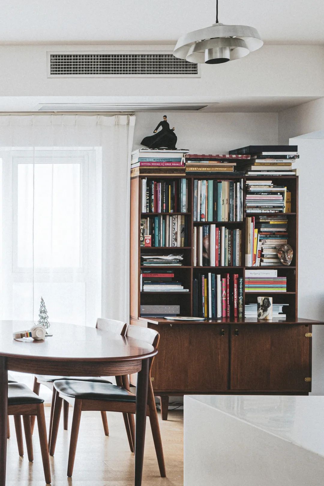 张家诚家中挂着众多日本现代摄影大师植田正治的作品 《爸爸,妈妈和