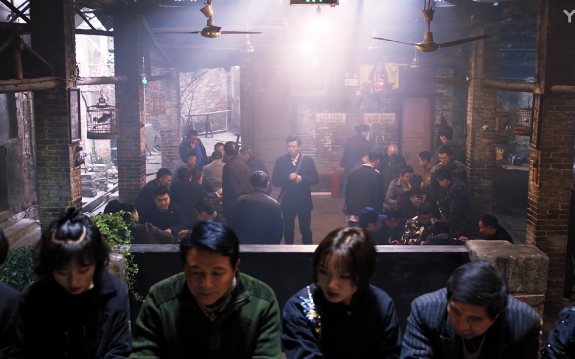 被称为"《白夜追凶》兄弟篇"的悬疑剧《重生》中,刑警秦驰(张译饰)