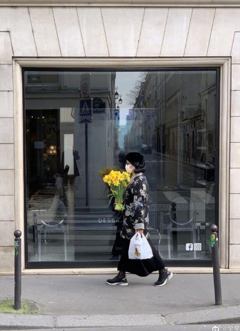 金星晒巴黎封城后生活，出门采购物资鲜花，故意反戴口罩为显年轻