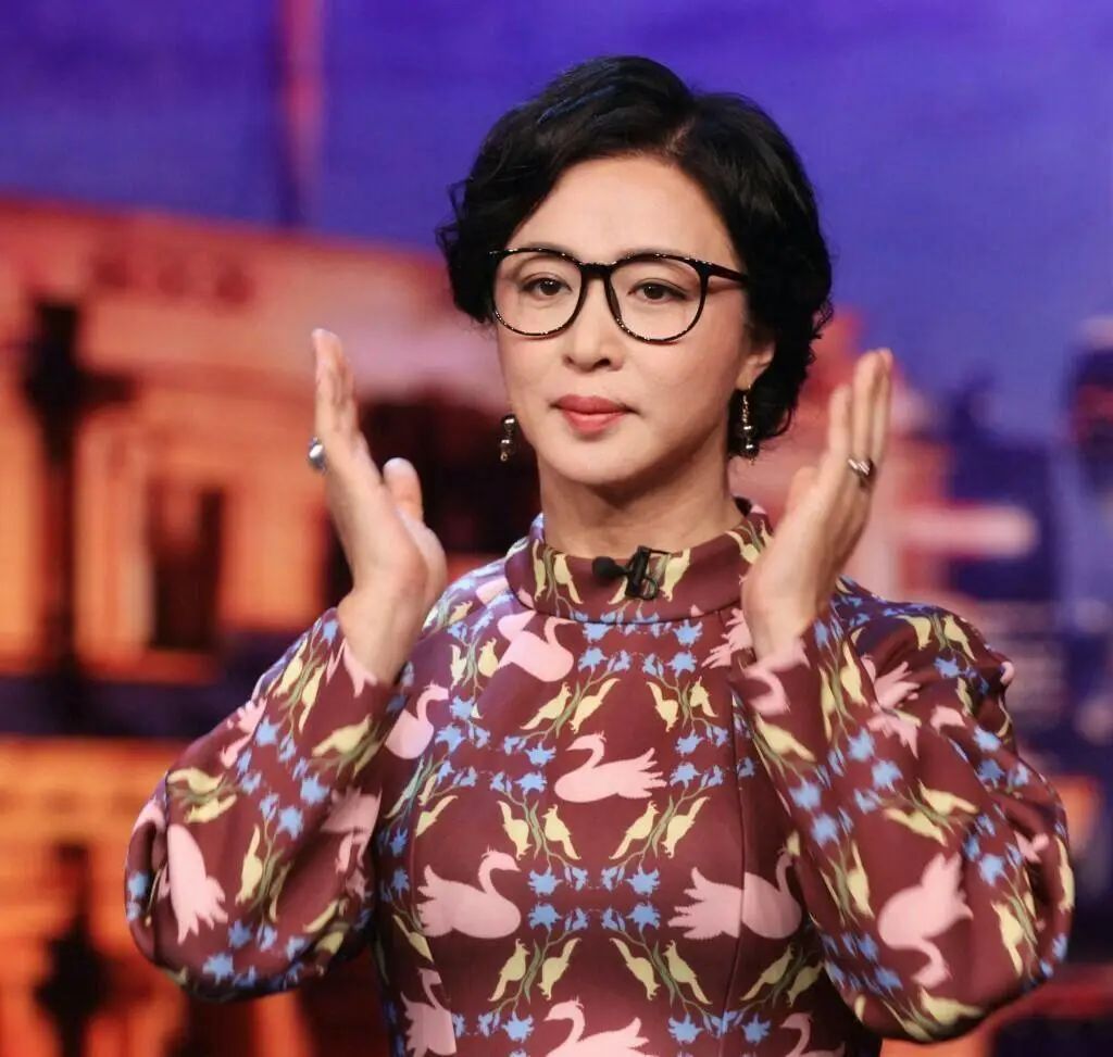 金星太有贵妇范,花大衣配黑长裙优雅大气,捧鲜花53岁活得好精致