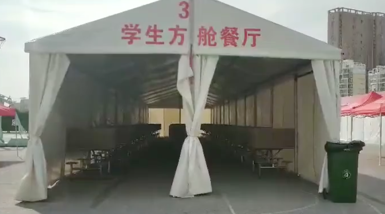“学生方舱餐厅”外部标有字样,并标注了序号。受访者供图