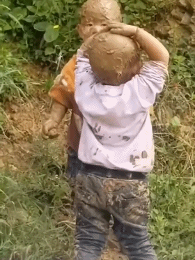 3岁的哥哥带着2岁的弟弟离家出走没想到十分钟后就宣告失败了