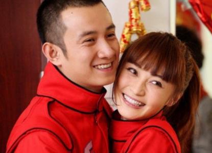 38岁姚笛登封面，眼神无光动作畏缩，和“童佳倩”判若两人