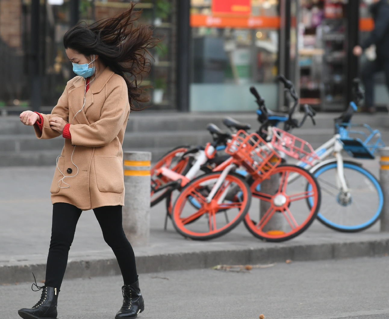 大风吹,行人退避|王颖_新浪新闻