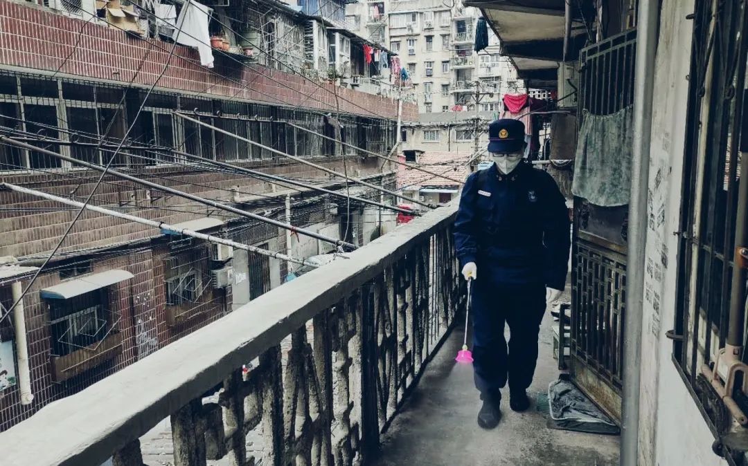 青山区消防员在老旧小区执行消杀任务。受访者供图