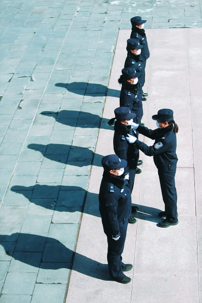 疫情在前警察不退