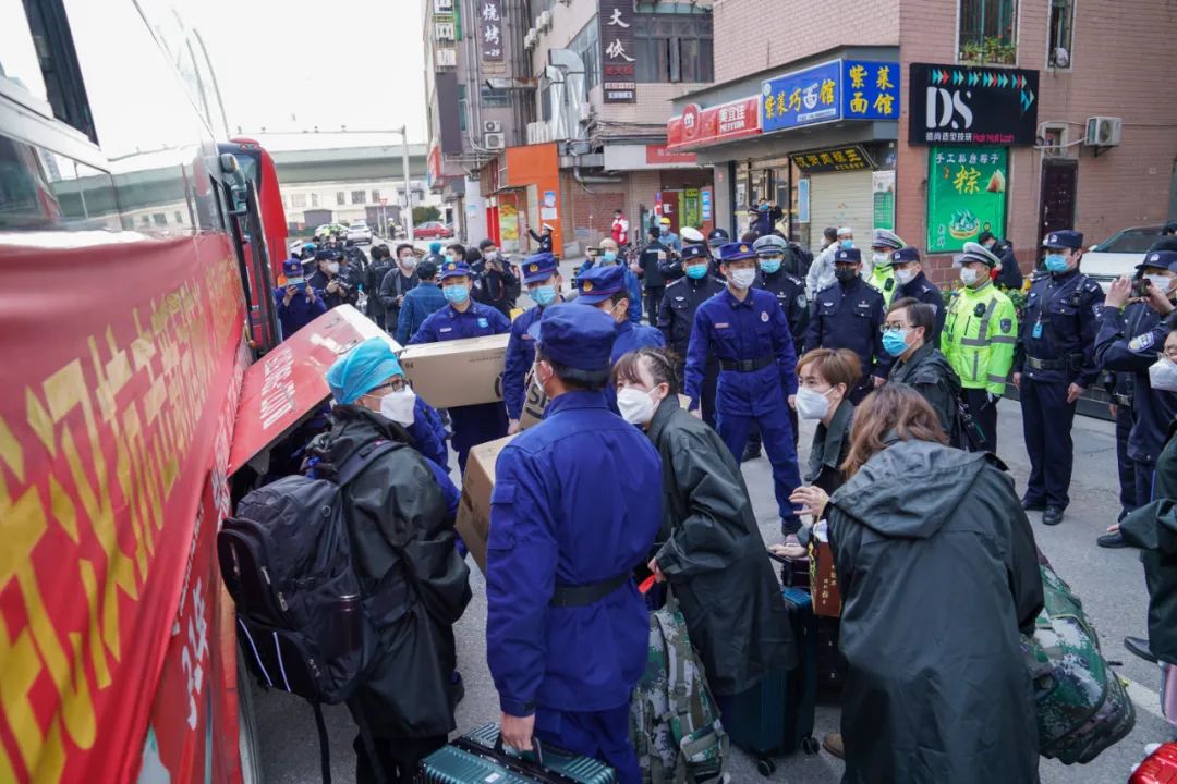3月17日,武昌区消防员帮启程离汉的青海医疗队搬运行李。受访者供图