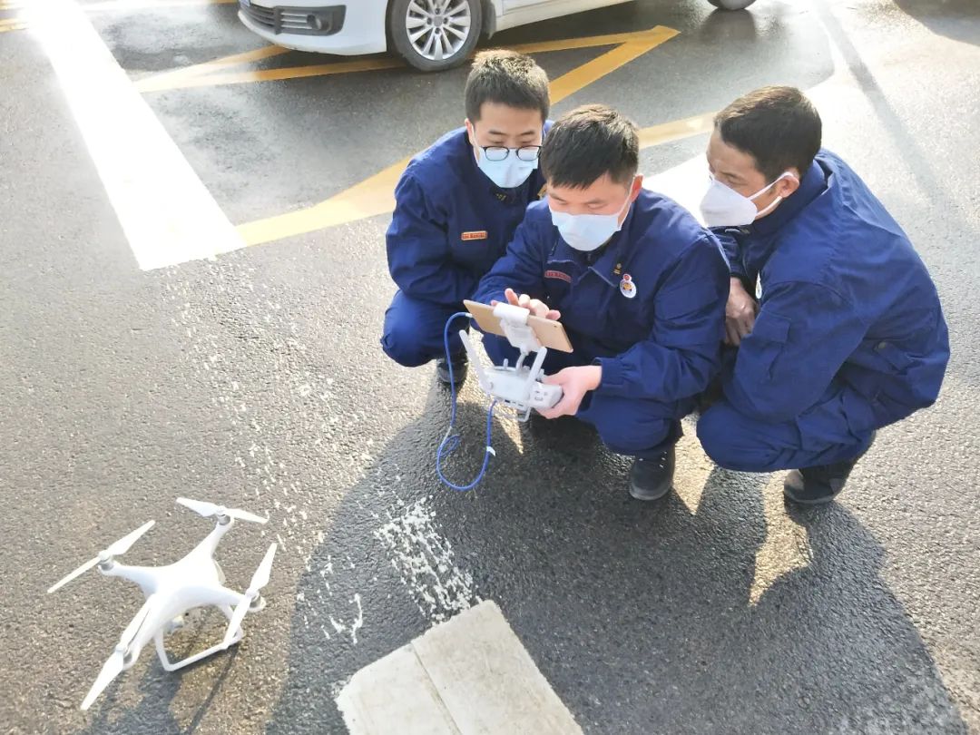 火神山医院消防站的队员们用无人机取医院的三维实景图。受访者供图