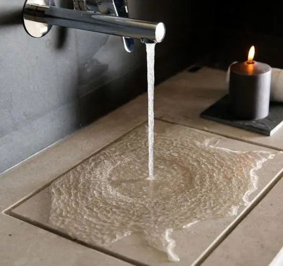 洗手台空无一物,排水全靠1条缝,以后我家卫生间也绝不装台盆