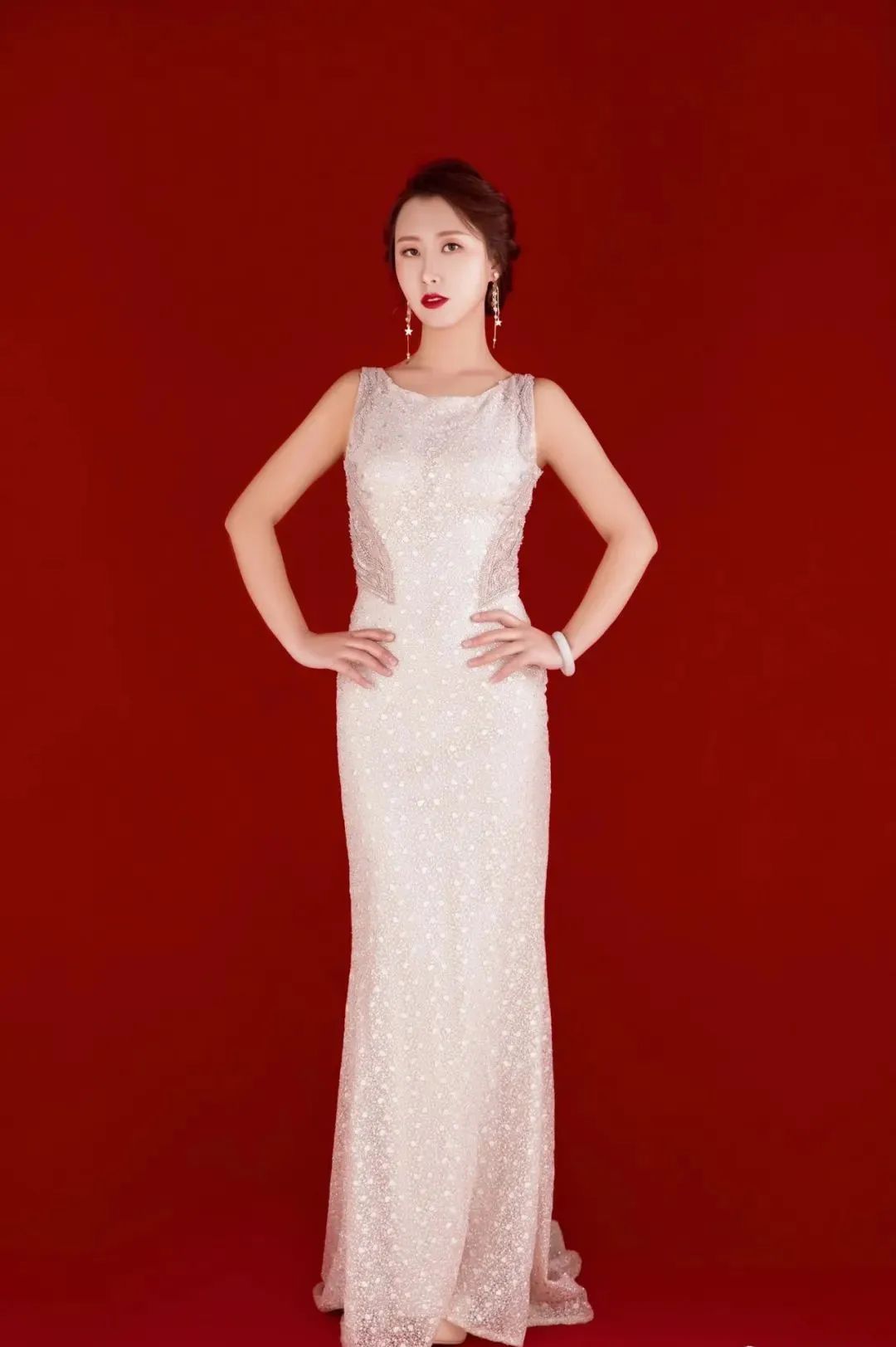 演唱:余秋媛,彝族,青年歌手,云南省音乐家协会会员.