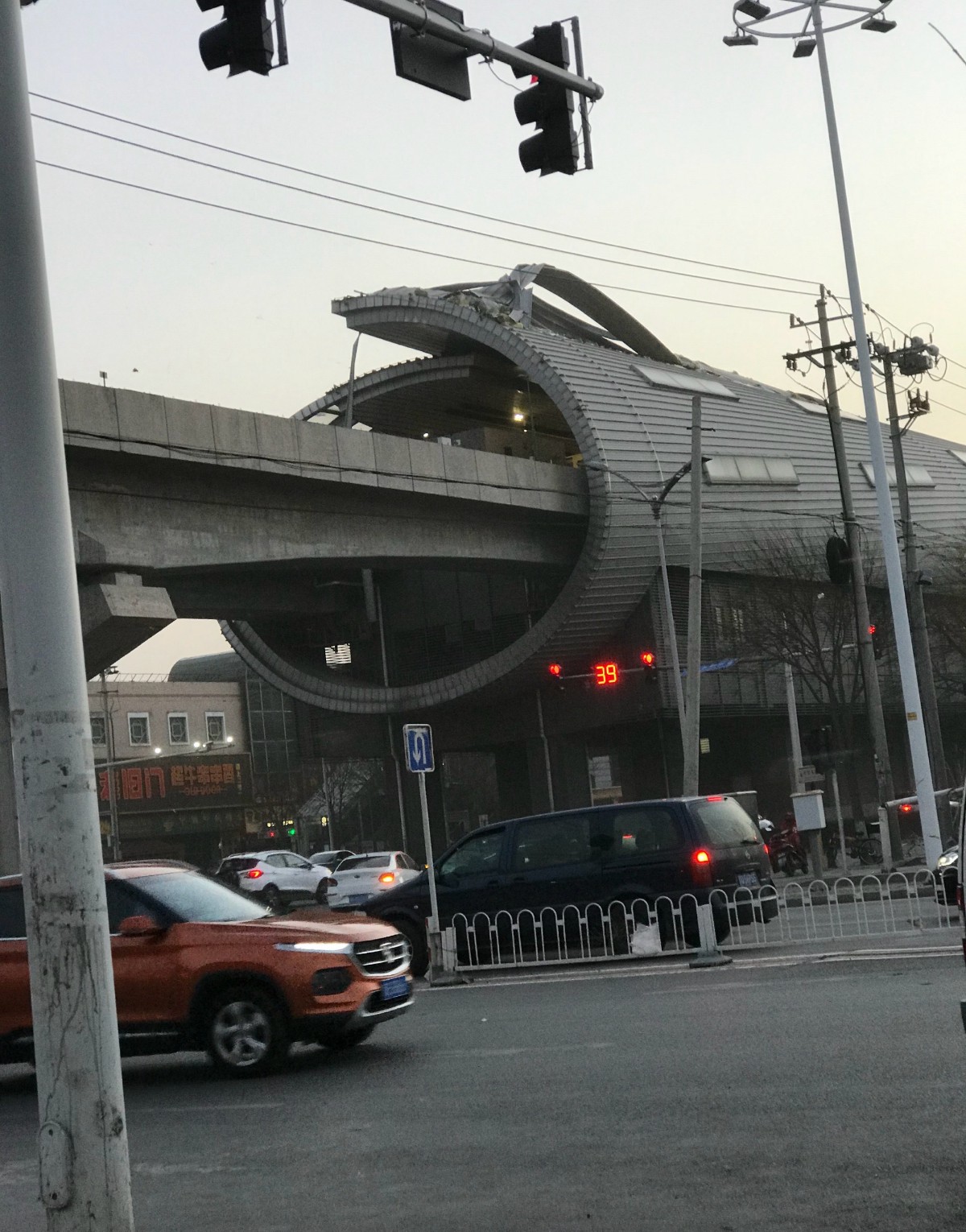 房山线良乡大学城西站顶棚板材被大风刮落 幸无人受伤