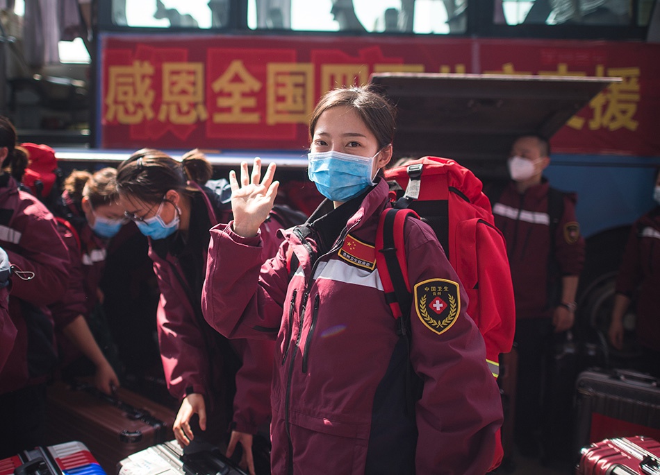 当日,随着湖北新冠肺炎疫情形势好转,经批准,援鄂医疗队开始有序撤回.