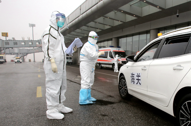 现场直击首都机场北京海关登临重点航班这样检查