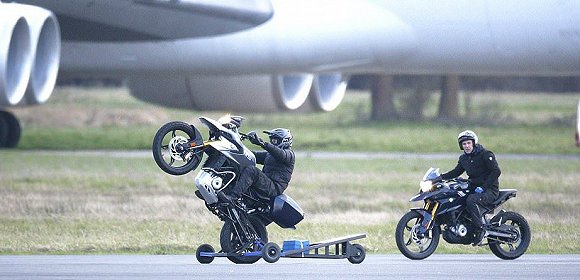  《碟中谍7》英国复拍后，汤姆·克鲁斯在试驾摩托