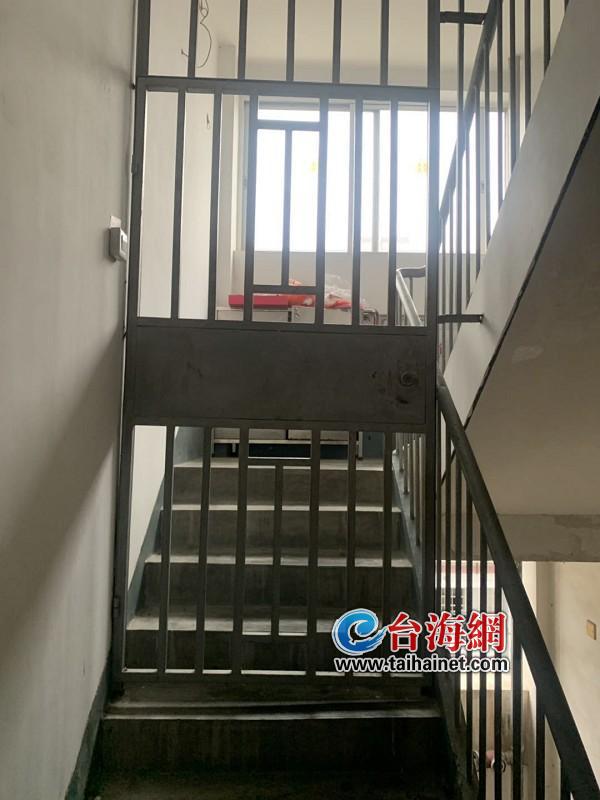 漳州一小区顶楼住户私自加设铁门