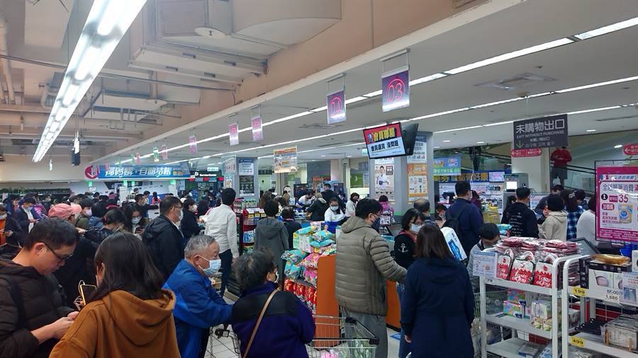 台湾新冠确诊暴增掀抢购潮 泡面,罐头,油米全被搬空|疫情|新冠肺炎