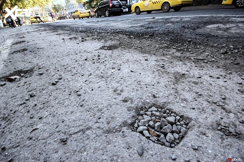 路面坑洼危害多多如何保护行车安全