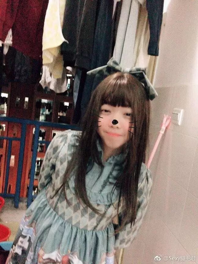 那些网上漂亮性感的小姐姐终于曝光了真面目爱舔屏的