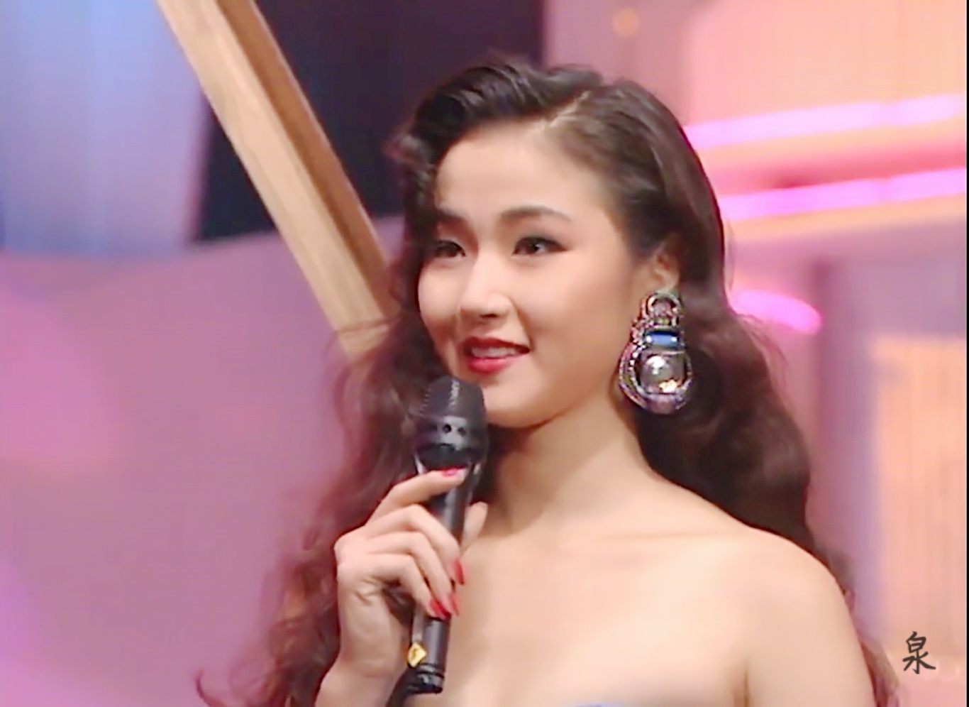 50岁万绮雯颜值逆天,身材纤瘦似少女,"香港第一美腿"名不虚传