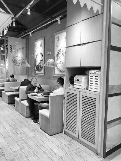 快餐小店面对面吃喝的还不少