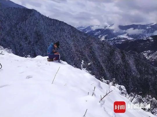 女大学生雪中坐2小时 3800米高山上找信号上网课