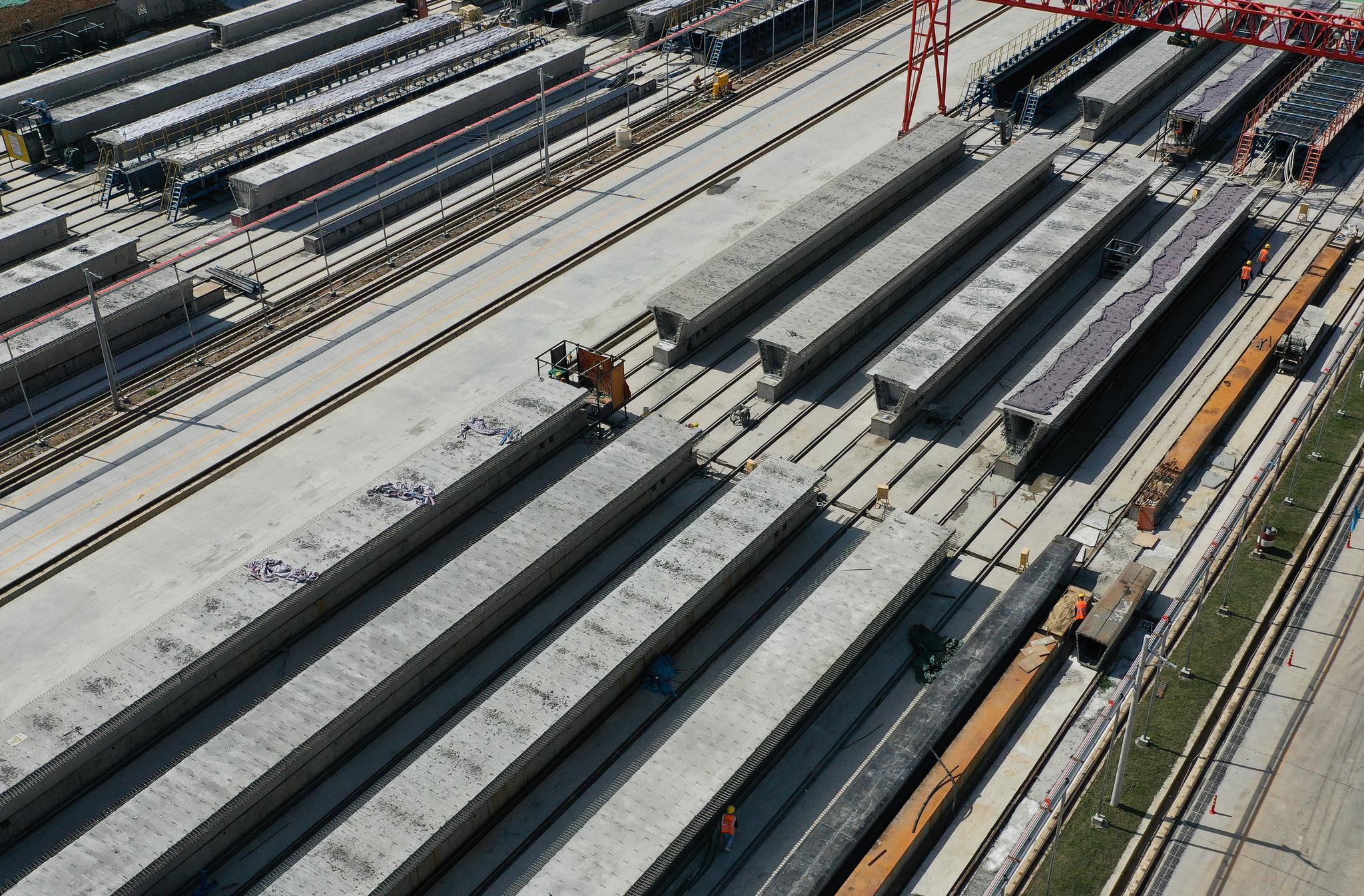 3月20日,工人在桥梁构件预制基地忙碌(无人机照片).