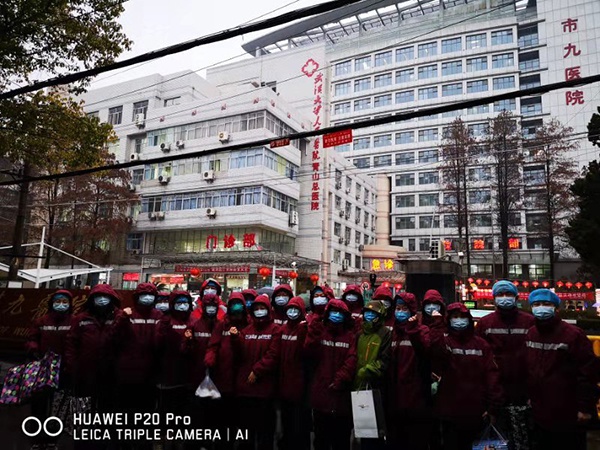 陕西省首批援湖北医疗队部分医护在武汉市第九医院前合影。来源：受访者提供