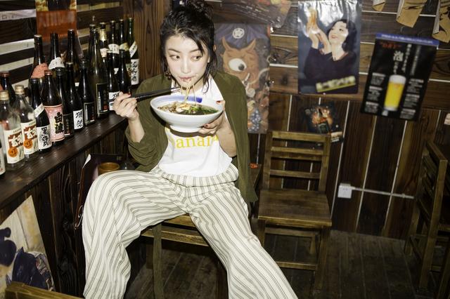 卫莱最新写真曝光 工装外套搭条纹裤简约大气