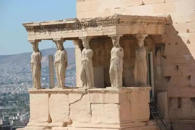 可以分成内衣希顿(chiton),当然与现在所说的内衣不同,是古希腊男女皆