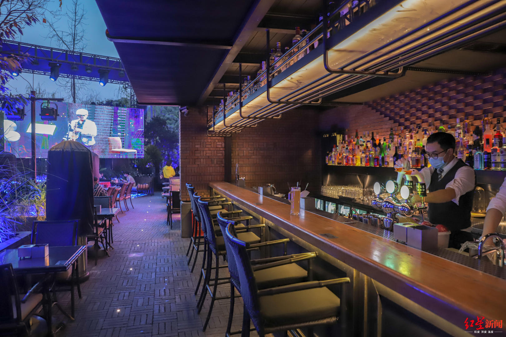 酒吧归来约一杯成都的夜吗