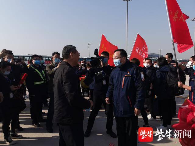 盐城人民以最高礼遇过水门迎接白衣战士凯旋归来