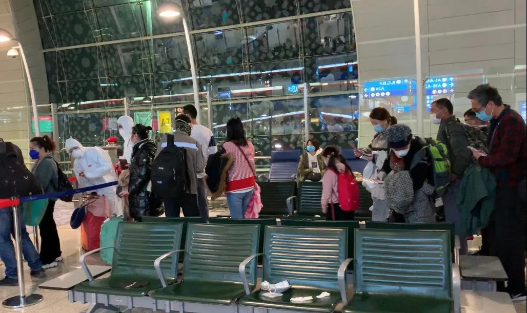 在迪拜转机时,机场有的旅客穿上了防护服。/ 受访者供图