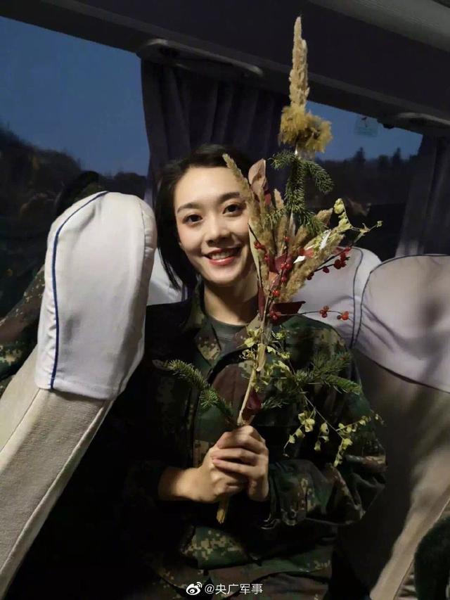 95后网红小姐姐成为火箭军士官