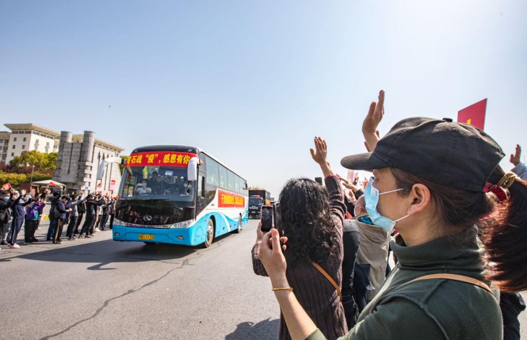 江苏援黄医疗队启程回家,黄石人民十里相送