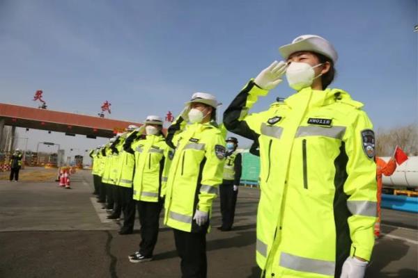 宁夏:为英雄护航!吴忠交警沿途敬礼,最高礼仪迎接英雄凯旋!