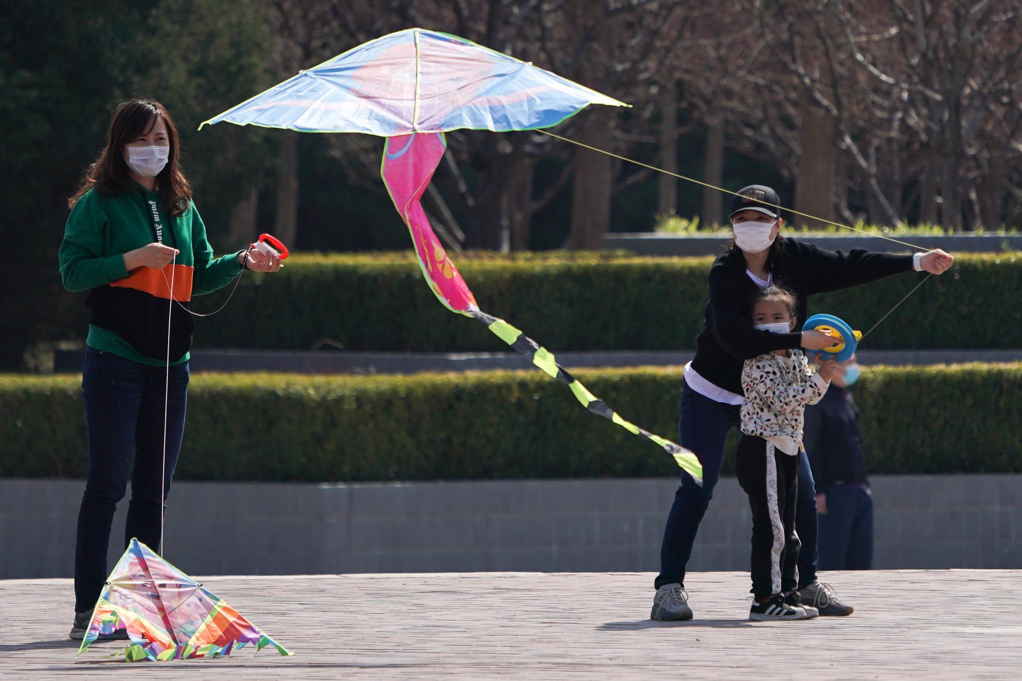 3月21日,市民在朝阳公园放风筝.