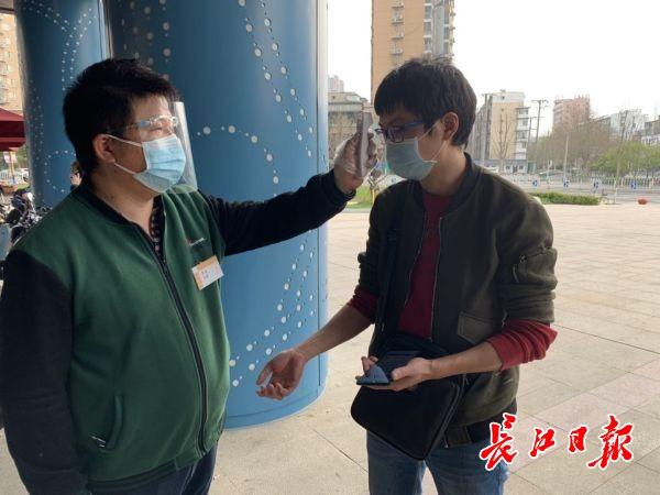 “可以买到杀好的鱼了”，武汉无疫情小区居民凭绿码可入超市购物