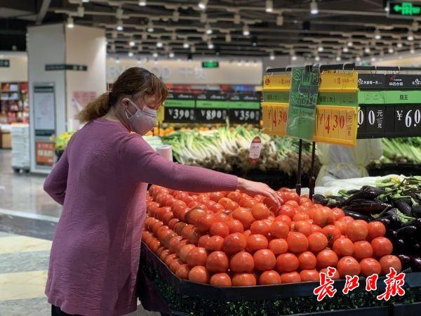 “可以买到杀好的鱼了”，武汉无疫情小区居民凭绿码可入超市购物