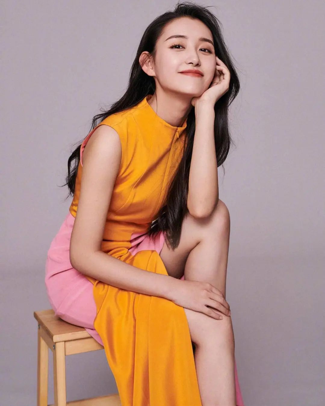 童星蒋依依终于长大啦!私服造型简单又多变,穿成00后少女典范
