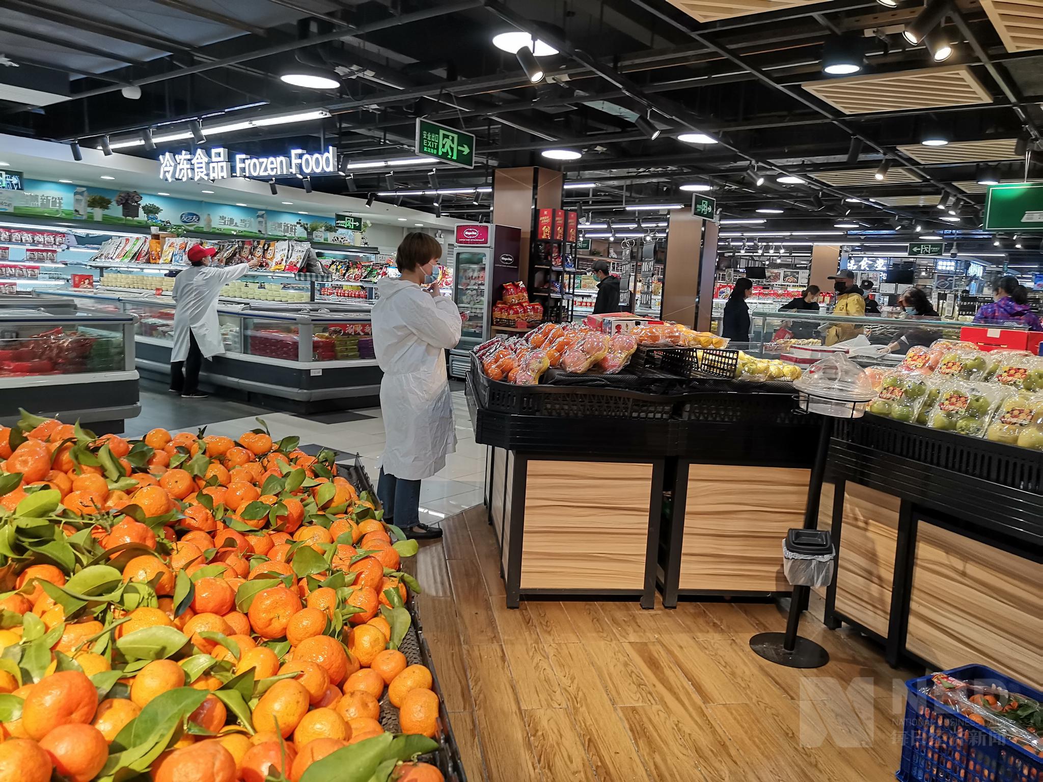 中商超市徐东门店,商品已有序陈列,不再局限于团购包