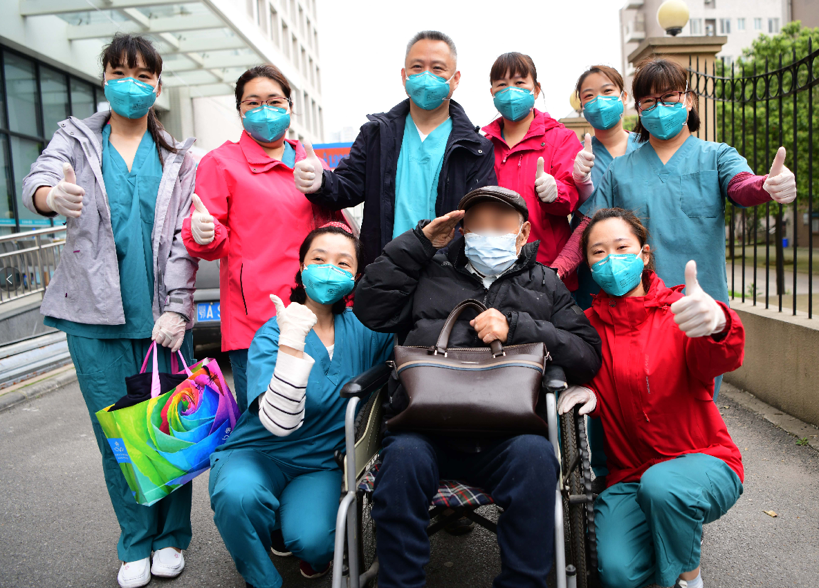 91岁四野老兵康复出院,向医护人员敬礼!