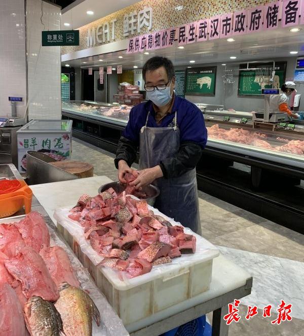 “可以买到杀好的鱼了”，武汉无疫情小区居民凭绿码可入超市购物