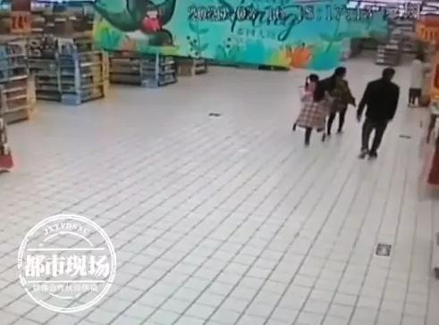 3岁女孩坐购物车逛超市，突然轮子脱落，孩子被带倒在地