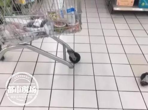 3岁女孩坐购物车逛超市，突然轮子脱落，孩子被带倒在地
