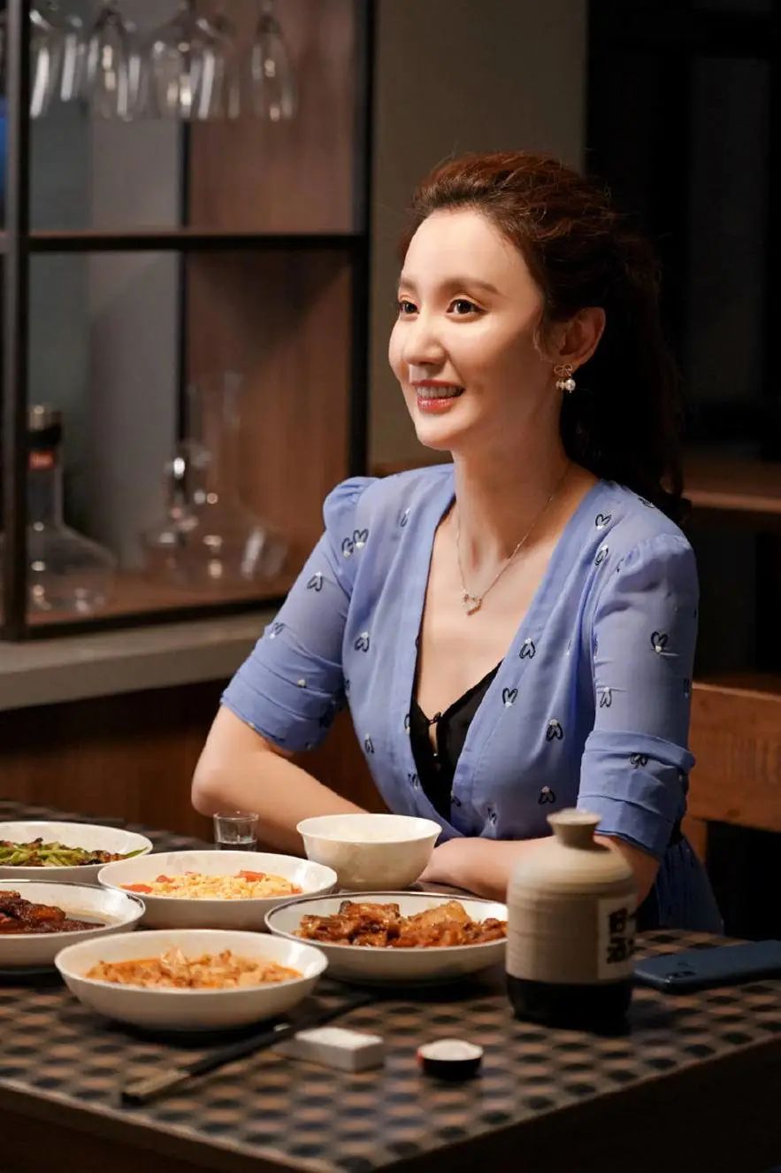 继而改换造型的"张乘乘",身穿一件黑色低领连衣裙