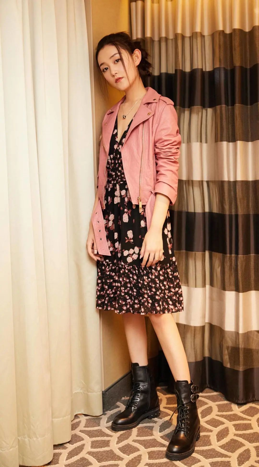 童星蒋依依终于长大啦!私服造型简单又多变,穿成00后少女典范